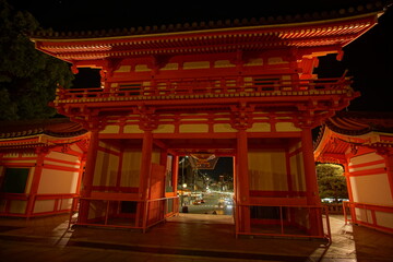 Fototapeta premium Shinto shrine at night in Kyoto, Japan