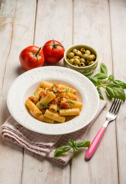 pasta with fresh tomatoes green olives and basil