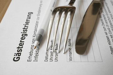 Formular für die Gästeregistrierung in einem Restaurant in Deutschland während der...