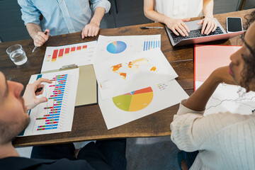 カジュアルな雰囲気のオフィス空間でミーティングするビジネスマンたち