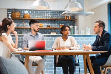 カジュアルな雰囲気のオフィス空間でミーティングするビジネスマンたち