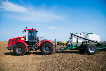 Obraz premium Agricultural tillage in spring