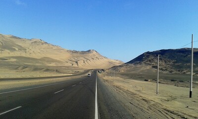 Fototapeta na wymiar Autopista en la ruta del desierto 17