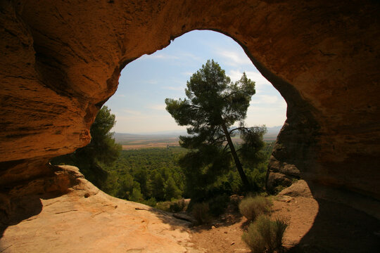 Entrada principal de la Cueva de la Horadada, en el Monumento Natural "Monte Arabí". Yecla, Murcia, España.