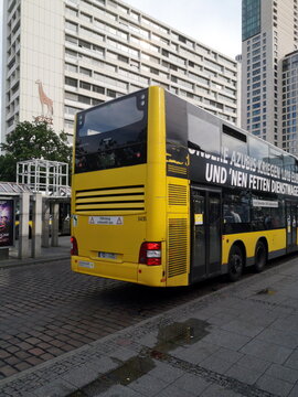 Gelber Doppelstockzug der BVG am Zoologischen Garten am 10.07.2020 in der Hauptstadt Berlin