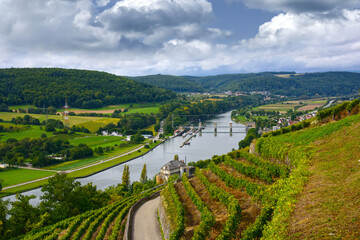 Fototapeta na wymiar Blick vom Aussichtspunkt auf den Fluss. Götzenburg am Neckar