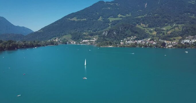 bateaux sur un lac en &eacute;t&eacute; - Suisse