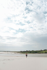 человек на утреннем пляже