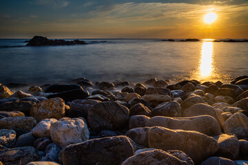 Obraz premium sunset on the beach of stones