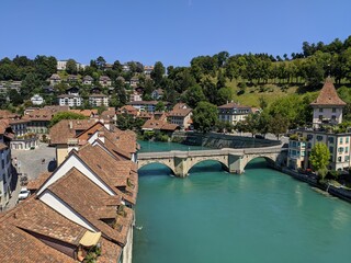 Fototapeta na wymiar Berne en suisse Pont de Kirchenfeld avec le Aar le fleuve authentique , architecture pont bâtiment ancien de lorraine, capitale non union européenne avec les francs