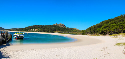 Obraz premium Strolling along the protected beaches of the Cies islands (Galicia-Spain)
