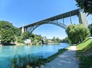 Berne en suisse Pont de Kirchenfeld avec le Aar le fleuve authentique , architecture pont bâtiment ancien de lorraine, capitale non union européenne avec les francs