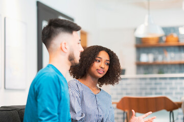 談笑するカップル・夫婦のイメージ写真