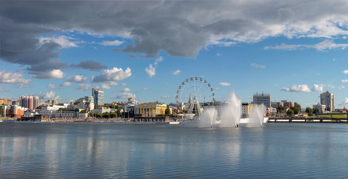 Kokrakdan sut oqayotgan kokraklarning yaqindan suratlari (porno)