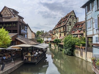 Fototapeta na wymiar Colmars route des vins d'Alsace, plus beau village de france avec maison en bois poutre et charpente architacture traditionnel vieille ferme à colombage