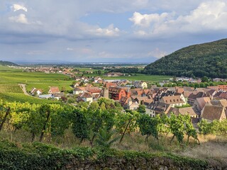 Fototapeta na wymiar Kaysersberg Riquewihr Ribeauvillé Ribeauvillé Mittelbergheim route des vins d'Alsace, plus beau village de france avec maison en bois poutre et charpente architacture traditionnel vieille ville