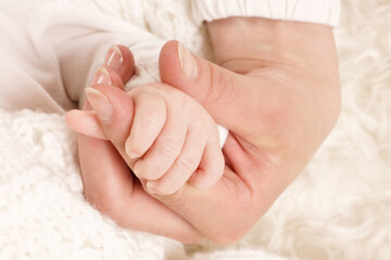 Baby hält Hand