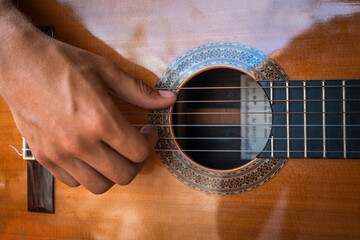 Obraz premium primer plano. La mano de un músico tocando la guitarra 2