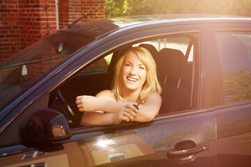 glückliche Frau im Auto