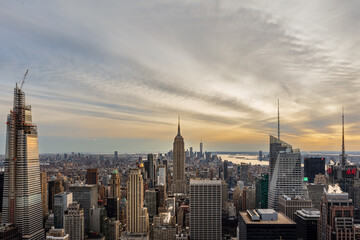 Fototapeta na wymiar Streaking Clouds Over Midtown Manhattan Before Sunset