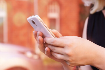 Frau schreibt Nachricht mit Smartphone