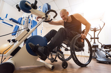 Obraz premium Disabled man training in the gym. Rehabilitation center