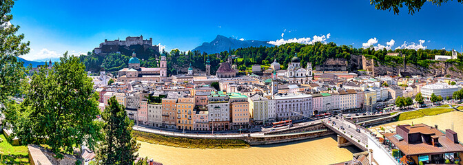 Naklejka premium Altstadt von Salzburg mit Burg Hohensalzburg, Österreich