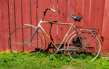 Fototapeta na wymiar old bicycle on a wooden fence