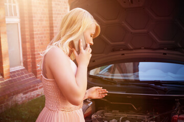 Frau hat Probleme mit dem Auto