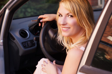 Plakat hübsche blonde Frau fährt Auto