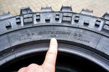 side view of the tire with indication of the direction of rotation