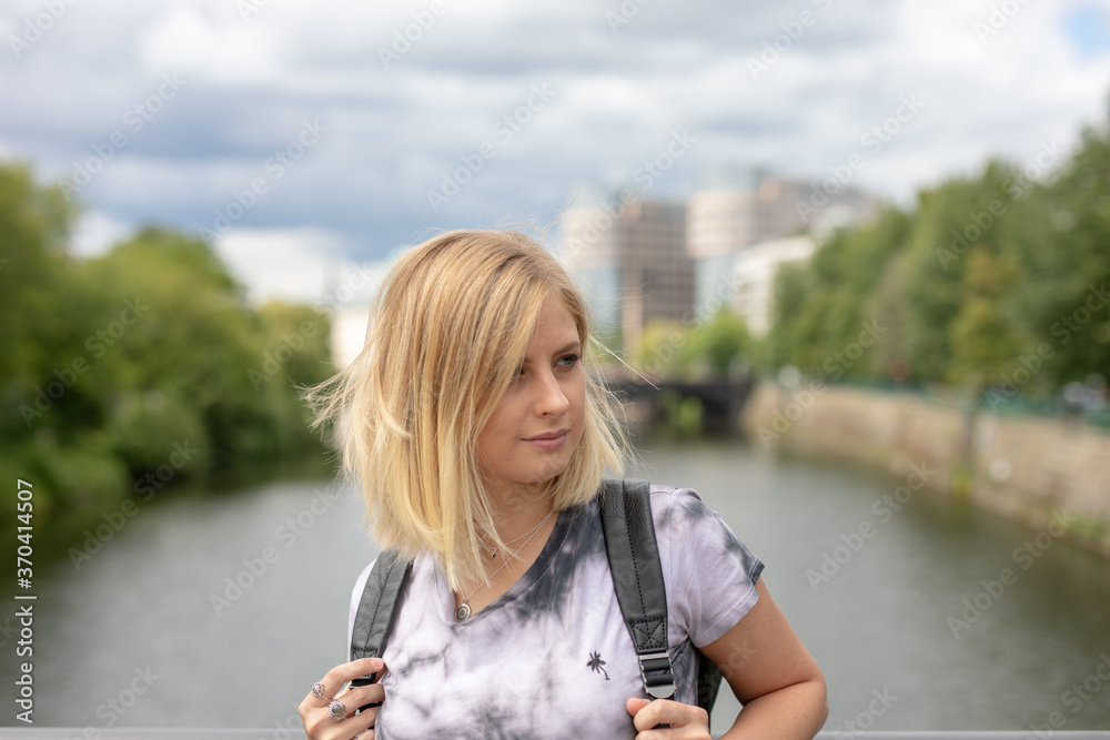 Wall mural Schöne Frau mit Retro Style in Berlin 