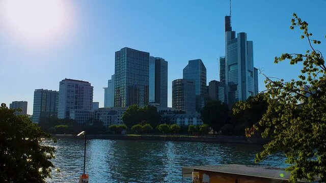 Commerzbank Frankfurt, Sommer, Funkelnder  Main, Schnellboot, Finanzviertel, Finanzdistrikt