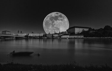 Linz mit Vollmond und Donau