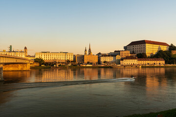 Obraz premium Linz mit Donau bei Sonnenuntergang