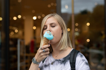 Schöne Frau mit Retro Style in Berlin 