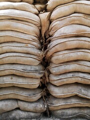 Aufgestapelte Sandsäcke in hellem Beige und Naturfarben als Schutz vor Angriffen am ehemaligen...