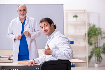 Obraz premium Experienced doctor teaching young male assistant