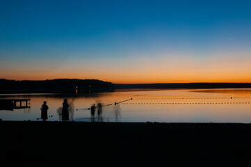 Zachód słońca nad jeziorem - kapiący się ludzie - długa ekspozycja