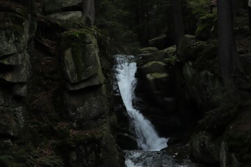 wielki  wodospad  między  skałami  w  górach