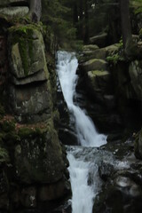 wielki  wodospad  miedzy  skałami  w  górach