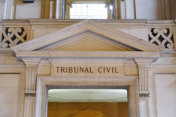 Fronton de la porte d'entrée du tribunal civil du Palais de Justice de Paris (France)