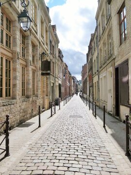 Vue en perspective sur la rue Doudin &agrave; Lille, vieille ruelle pav&eacute;e du Vieux-Lille (France)