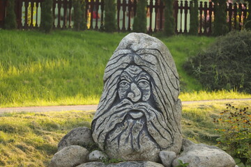 stary  posąg  z  kamieni  przy  drodze  w  górach © Mirosaw