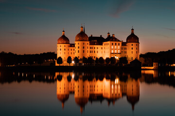 Fototapeta na wymiar Schloss Moritzburg blaue Stunde