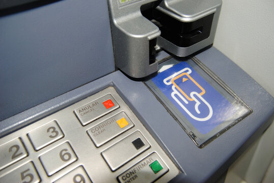 Caixa multibanco, pormenor de ranhura do cart&atilde;o e algumas teclas, atm, mb