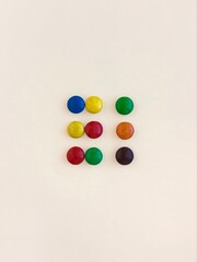 Obraz premium multicolored candies laid out in the shape of a square on a beige background