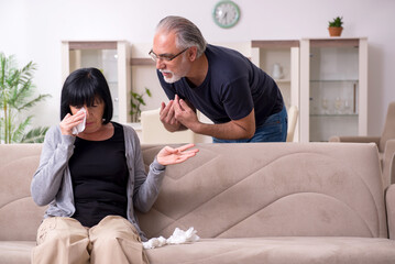 Obraz premium Old couple having argument at home