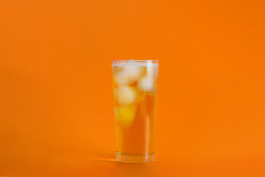 vaso con l&iacute;quido e hielo
