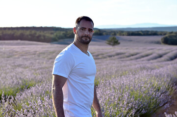 un hombre en un precioso campo de lavanda